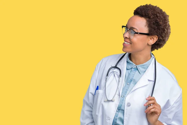 Joven Mujer Médica Afroamericana Con Abrigo Médico Sobre Fondo Aislado — Foto de Stock