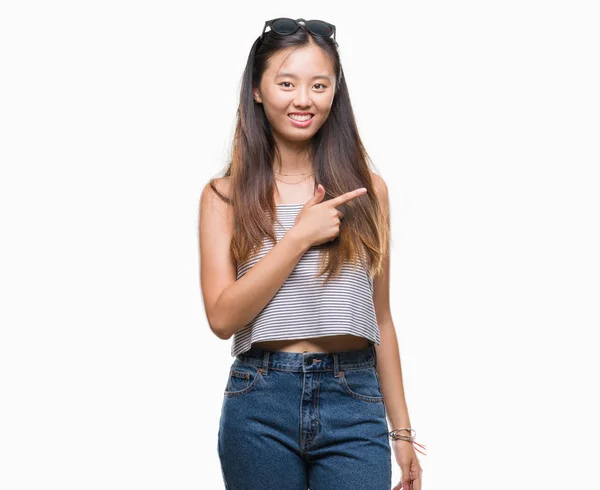 Junge Asiatische Frau Mit Sonnenbrille Über Isoliertem Hintergrund Fröhlich Mit — Stockfoto