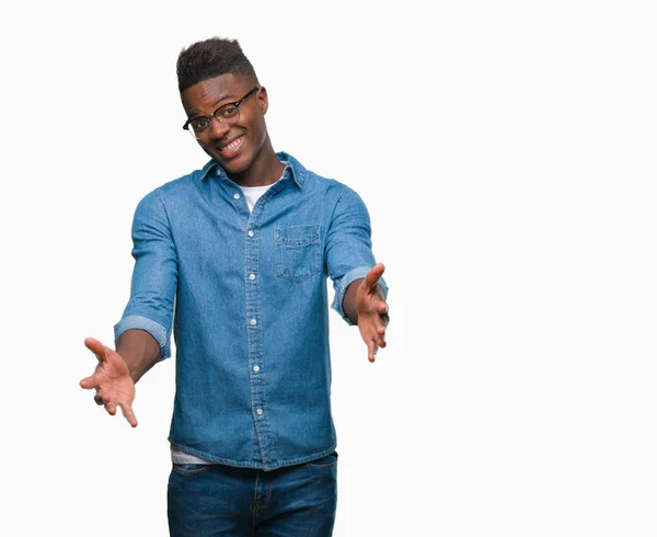 Молодий Афроамериканець Людиною Над Ізольованих Фону Дивлячись Камеру Посміхаючись Розкритими — стокове фото