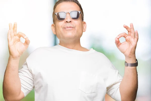 Araber Mittleren Alters Tragen Weißes Shirt Und Sonnenbrille Über Isoliertem — Stockfoto