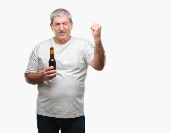 Bel Homme Âgé Boire Bouteille Bière Sur Fond Isolé Ennuyé — Photo