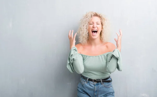 Giovane Donna Bionda Con Capelli Ricci Sfondo Grigio Grunge Che — Foto Stock