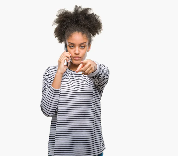 若いアフロ アメリカ人女性電話で話して分離カメラと指で指している背景 手に署名 正面からポジティブで自信のジェスチャー — ストック写真