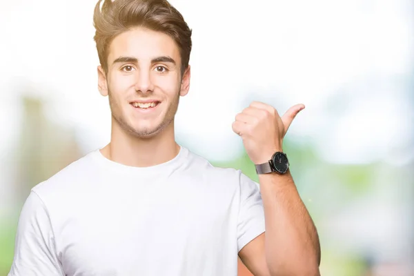 Joven Hombre Guapo Con Camiseta Blanca Sobre Fondo Aislado Sonriendo — Foto de Stock