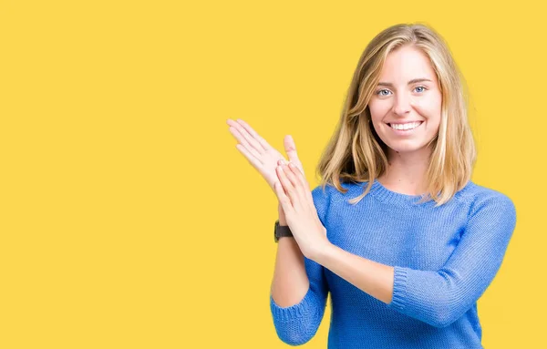 Hermosa Joven Con Suéter Azul Sobre Fondo Aislado Aplaudiendo Aplaudiendo —  Fotos de Stock