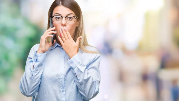 Jovem Mulher Negócios Bonita Falando Chamando Usando Smartphone Sobre Fundo — Fotografia de Stock