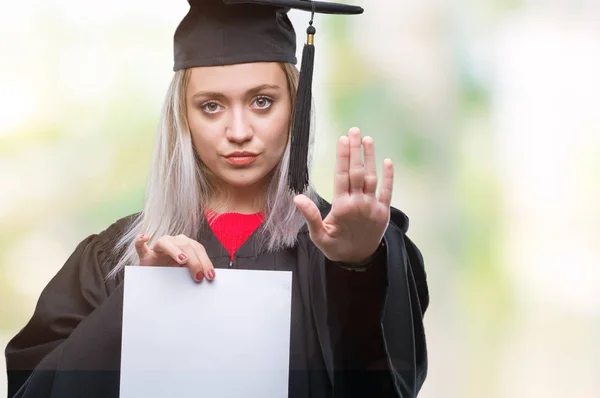 Mladá Blond Žena Postgraduální Uniformě Drží Titul Nad Izolované Pozadí — Stock fotografie