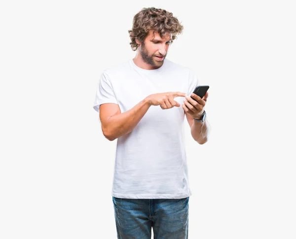 Modelo Hombre Hispano Guapo Enviando Mensajes Texto Usando Teléfono Inteligente —  Fotos de Stock