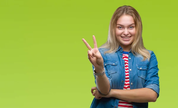 Giovane Donna Caucasica Sfondo Isolato Sorridente Con Volto Felice Strizzando — Foto Stock