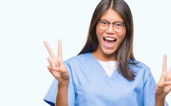 Genç Asyalı Doktor Kadın Mutlu Yüz Zafer Işareti Yaparken Kameraya — Stok fotoğraf