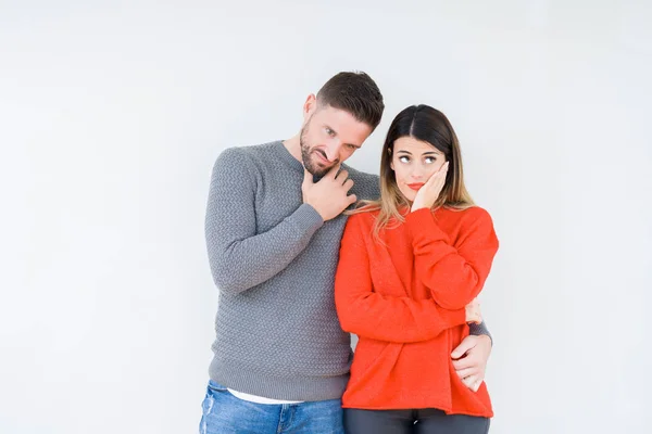 Giovane Bella Coppia Insieme Sfondo Isolato Pensando Cercando Stanco Annoiato — Foto Stock