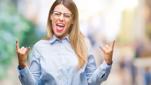 Jovem Mulher Negócios Bonita Vestindo Óculos Sobre Fundo Isolado Gritando — Fotografia de Stock