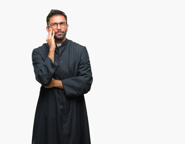 Adulto Hispânico Padre Católico Homem Sobre Fundo Isolado Pensando Cansado — Fotografia de Stock