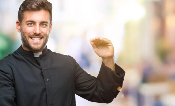 Joven Sacerdote Cristiano Católico Sobre Fondo Aislado Gesticulando Con Las — Foto de Stock