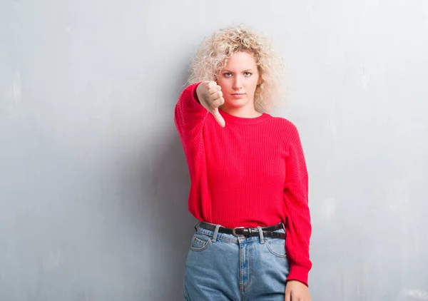 Mulher Loira Jovem Com Cabelo Encaracolado Sobre Fundo Cinza Grunge — Fotografia de Stock