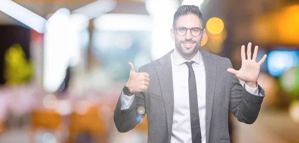 Joven Hombre Negocios Guapo Sobre Fondo Aislado Mostrando Apuntando Hacia — Foto de Stock