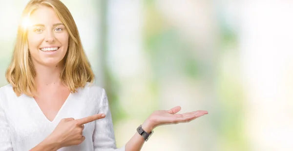 Schöne Junge Elegante Frau Über Isoliertem Hintergrund Erstaunt Und Lächelnd — Stockfoto