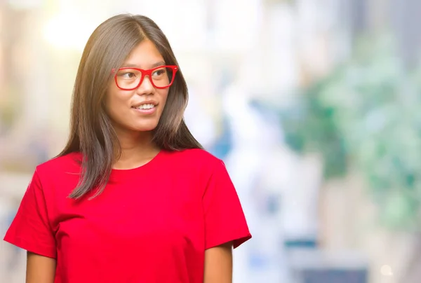 Mujer Asiática Joven Con Gafas Sobre Fondo Aislado Mirando Hacia —  Fotos de Stock