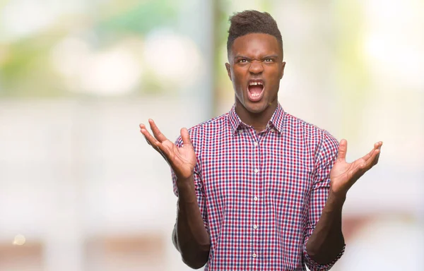 Молодой Африканский Американец Изолированном Фоне Сумасшедший Кричащий Кричащий Агрессивным Выражением — стоковое фото