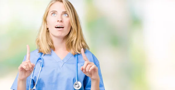 Hermosa Joven Doctora Vistiendo Uniforme Médico Sobre Fondo Aislado Asombrada — Foto de Stock