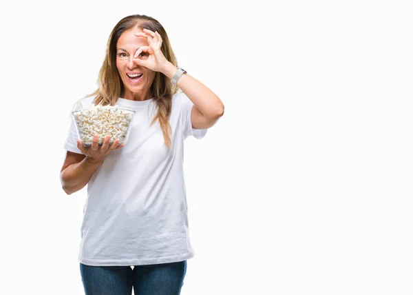 Medioevo Donna Ispanica Mangiare Popcorn Sfondo Isolato Con Volto Felice — Foto Stock