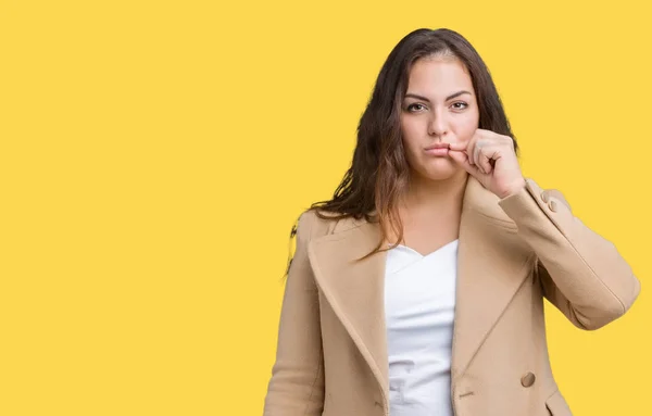 Mulher Bonita Size Jovem Vestindo Casaco Inverno Sobre Fundo Isolado — Fotografia de Stock