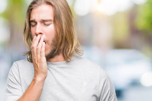 Junger Gutaussehender Mann Mit Langen Haaren Über Isoliertem Hintergrund Gelangweilt — Stockfoto