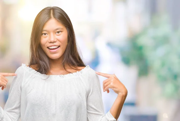 Jovem Mulher Asiática Sobre Fundo Isolado Olhando Confiante Com Sorriso — Fotografia de Stock