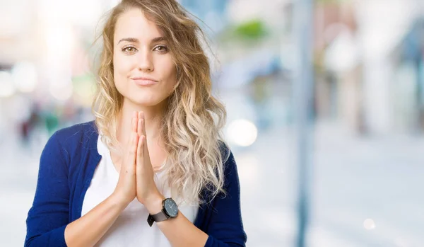 Bella Giovane Donna Bionda Sfondo Isolato Pregando Con Mani Insieme — Foto Stock