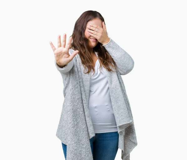 Artı Boyutu Genç Kadın Güzel Kış Ceket Elleriyle Gözlerini Kapsayan — Stok fotoğraf