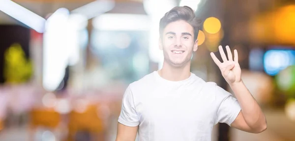 Joven Hombre Guapo Con Camiseta Blanca Sobre Fondo Aislado Mostrando —  Fotos de Stock