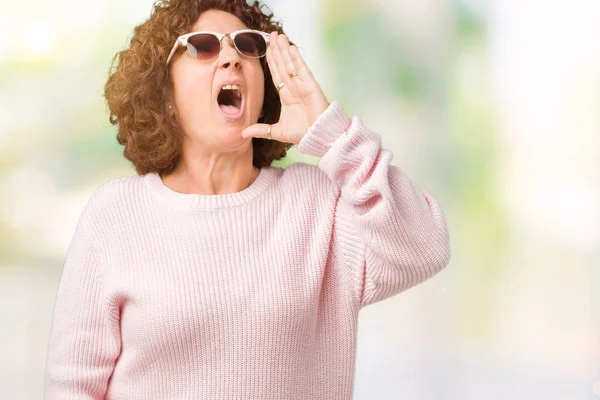 Mulher Sênior Bonita Meio Ager Vestindo Suéter Rosa Óculos Sol — Fotografia de Stock