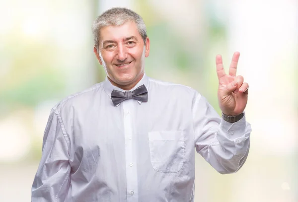 Bonito Homem Sênior Usando Laço Gravata Sobre Fundo Isolado Sorrindo — Fotografia de Stock