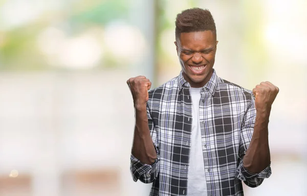 Νεαρός Αφρικανική Αμερικανική Άνθρωπος Πάνω Από Απομονωμένες Φόντο Γιορτάζει Έκπληκτος — Φωτογραφία Αρχείου