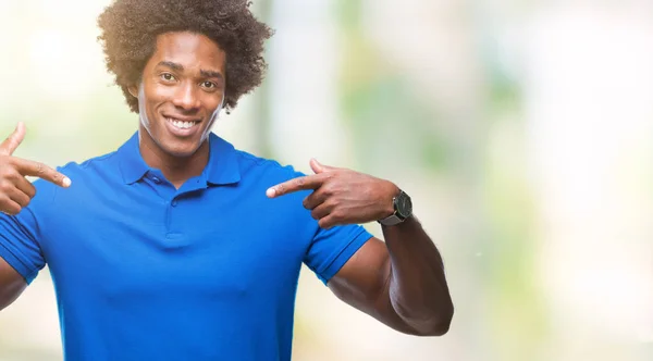 Afro American Mężczyzna Białym Tle Patrząc Pewny Siebie Uśmiechem Twarzy — Zdjęcie stockowe