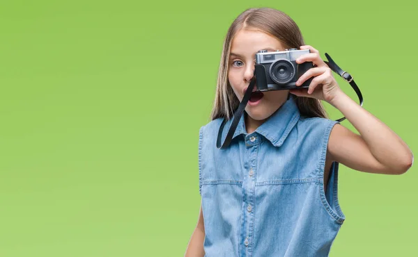 Jovem Menina Bonita Tirar Fotos Usando Câmera Vintage Sobre Fundo — Fotografia de Stock