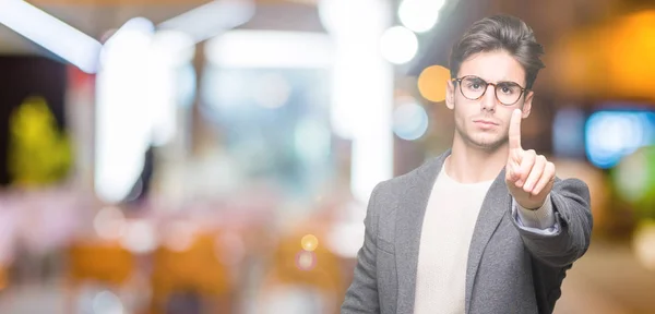 Jonge Business Man Dragen Bril Geïsoleerde Achtergrond Wijzen Met Vinger — Stockfoto