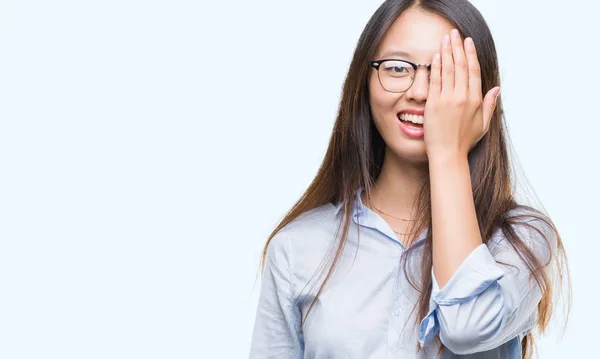 Młody Azjatycki Biznes Kobieta Białym Tle Obejmujące Jedno Oko Ręką — Zdjęcie stockowe
