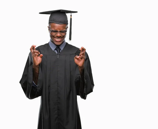 Joven Hombre Afroamericano Graduado Sobre Fondo Aislado Sonriendo Cruzando Los —  Fotos de Stock