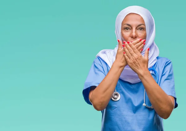 Старшая Арабская Медсестра Средних Лет Носящая Хиджаб Изолированном Фоне Потрясена — стоковое фото