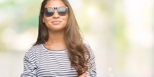 Joven Mujer Árabe Hermosa Con Gafas Sol Sobre Fondo Aislado — Foto de Stock