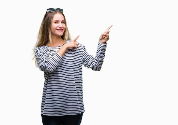 Jonge Mooie Blonde Vrouw Dragen Van Een Zonnebril Geïsoleerde Achtergrond — Stockfoto