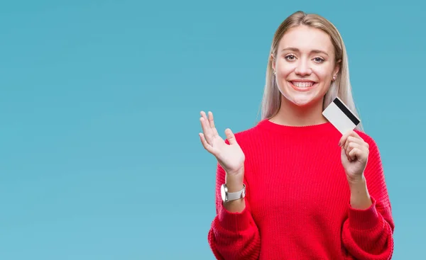 Młoda Blondynka Kobieta Trzymając Kartę Kredytową Białym Tle Bardzo Szczęśliwy — Zdjęcie stockowe