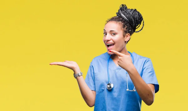 年轻编织头发非洲裔美国女孩专业外科医生在孤立的背景惊讶和微笑的镜头 而提出的手和手指指指点点 — 图库照片