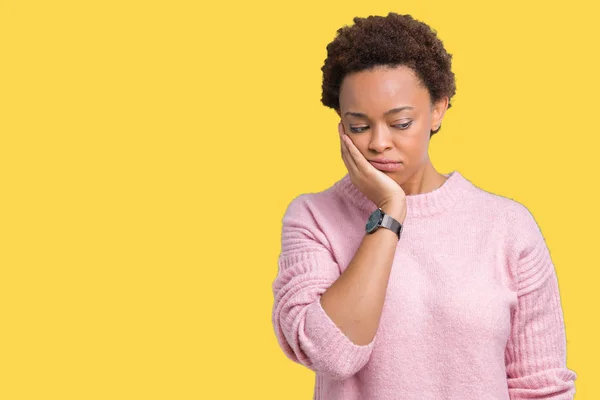 Hermosa Joven Afroamericana Sobre Fondo Aislado Pensando Que Parece Cansado — Foto de Stock