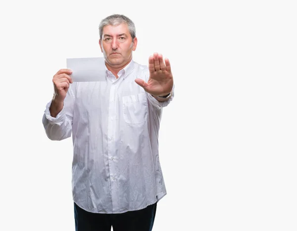 Bonito Homem Sênior Segurando Cartão Branco Sobre Fundo Isolado Com — Fotografia de Stock