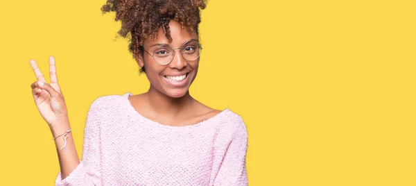 Hermosa Mujer Afroamericana Joven Con Gafas Sobre Fondo Aislado Sonriendo — Foto de Stock