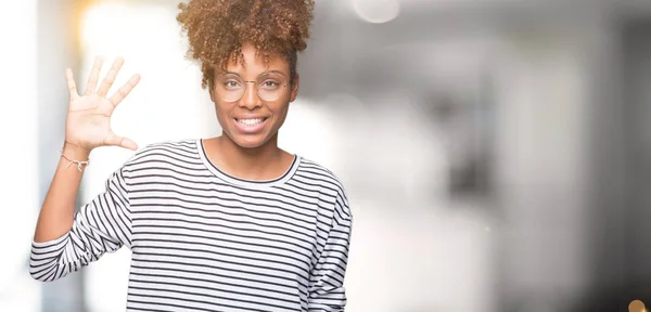 Hermosa Mujer Afroamericana Joven Con Gafas Sobre Fondo Aislado Mostrando — Foto de Stock