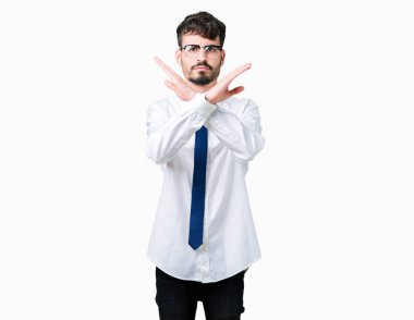 İzole arka plan ret ifade geçiş kollarına eksi işareti, kızgın surat yapıyor gözlüklü genç yakışıklı iş adamı