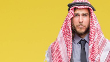 Genç yakışıklı Arap adam uzun saçlı keffiyeh izole arka plan üzerinde giyen depresif ve kızgın ve korkmuş ağlıyor sıkıntı için endişeleniyorum. Üzgün ifade.